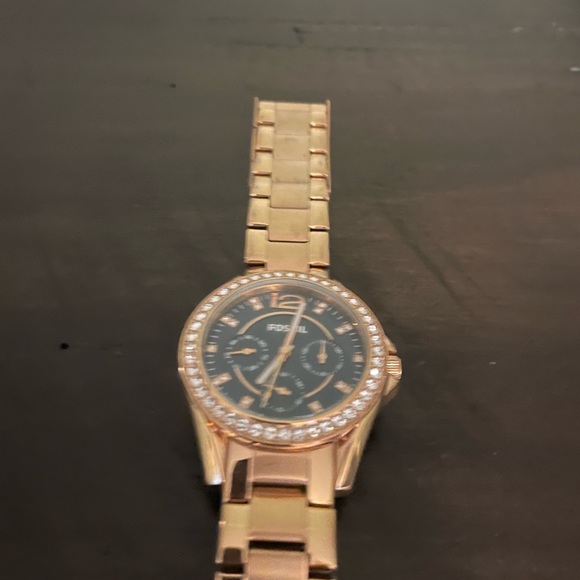 Gorgeous Brown and Rose Gold Fossil watch. - Picture 3 of 3